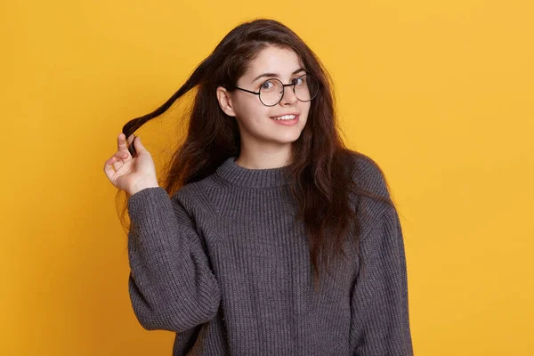 Potret Tertutup Gadis Berambut Cokelat Menyentuh Rambutnya Mengenakan Sweater Hitam — Stok Foto