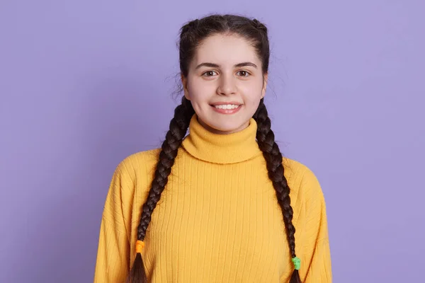 Winsome Sonriente Dama Con Pelo Oscuro Dos Coletas Mirando Directamente —  Fotos de Stock