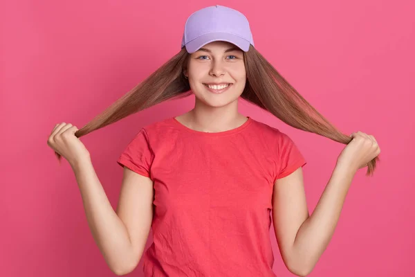 Glücklich Lächelnde Frau Mit Rotem Shirt Und Baseballmütze Die Ihre — Stockfoto