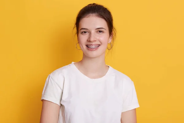 Mujer Sonriente Con Soportes Pendientes Redondeados Posando Contra Pared Amarilla — Foto de Stock