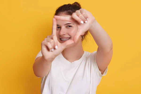 Feliz Mujer Sonriente Haciendo Marco Delante Cara Sonriente Joven Divirtiéndose — Foto de Stock