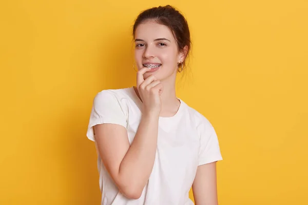 Coqueteando Joven Morena Con Pelo Oscuro Moño Mirando Directamente Una — Foto de Stock