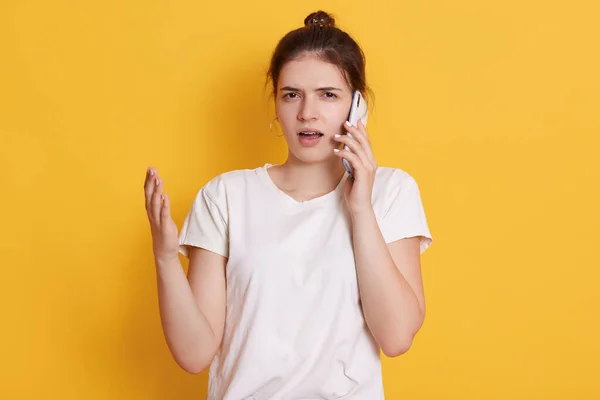 Misunderstanding Female Casual Clothing Posing Yellow Wall Talking Phone Somebody — Stock Photo, Image