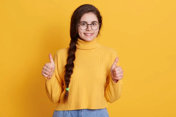 Atractiva Hembra Con Cabello Largo Hermoso Coleta Mirando Cámara Mostrando — Foto de Stock