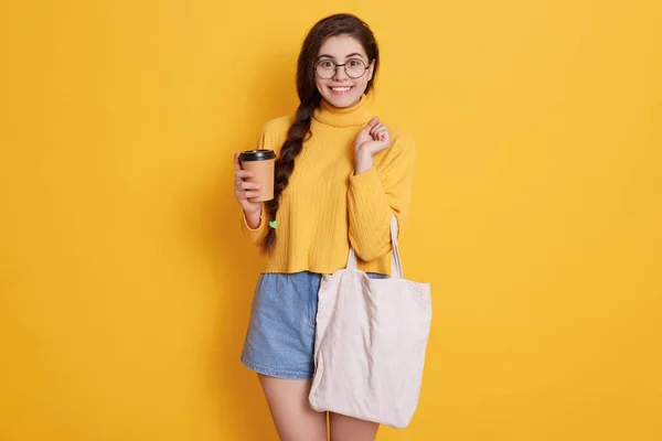 Mujer Feliz Haciendo Compras Disfrutando Bebida Caliente Señora Con Ropa — Foto de Stock