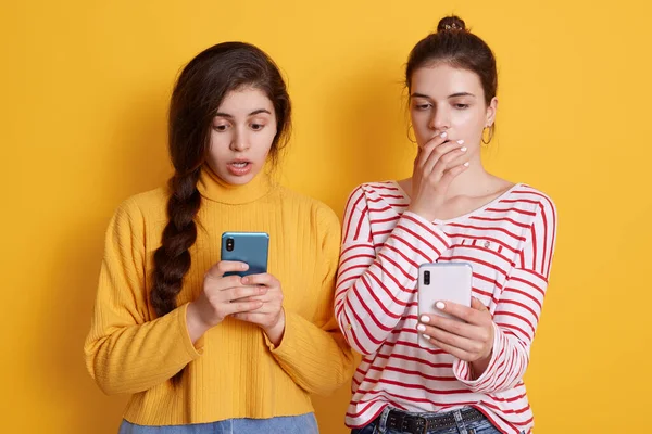 Két Lány Barát Tartja Telefont Kezében Nézi Nagy Szemű Képernyőket — Stock Fotó