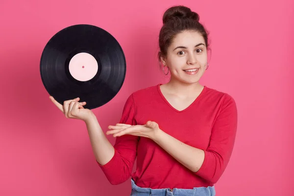 Mulher Encantadora Traje Casual Vermelho Segurando Placa Música Retro Uma — Fotografia de Stock