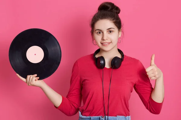 Giovane Ragazza Adorabile Mostrando Pollice Alto Tenendo Mano Piatto Musicale — Foto Stock