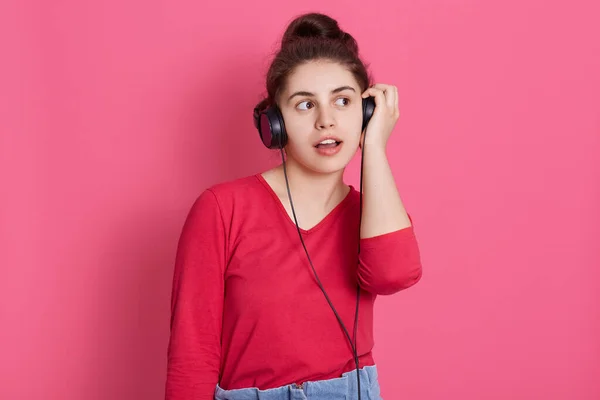 Atrakcyjna Brunetka Słuchawkami Słuchającymi Muzyki Przyjemnie Zaskoczona Czystym Dźwiękiem Patrząca — Zdjęcie stockowe