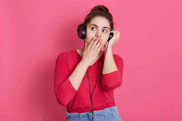 Zadziwiająca Kobieta Zakrywająca Usta Dłonią Spoglądająca Zaskoczeniem Twarz Dziewczyna Słuchająca — Zdjęcie stockowe