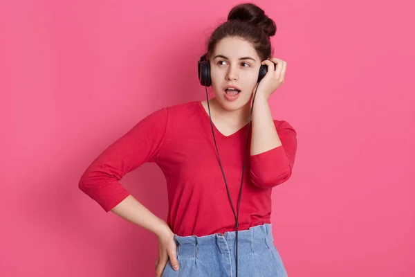 Mulher Bonita Surpreso Com Elegante Ouvir Música Fones Ouvido Mantendo — Fotografia de Stock