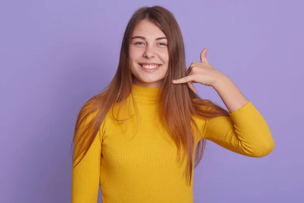 Sorrindo Mulher Feliz Vestidos Camisa Amarela Mostrando Chamar Gesto Para — Fotografia de Stock