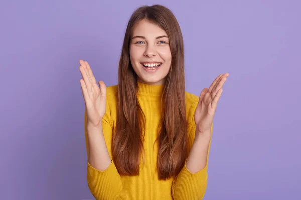 Foto Muchacha Impresionante Hace Gesto Grande Con Las Palmas Siendo — Foto de Stock