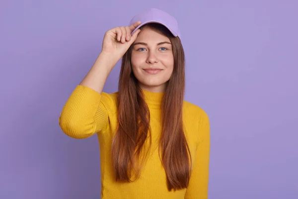 Mulher Feliz Com Aparência Agradável Cabelo Longo Bonito Olhando Para — Fotografia de Stock