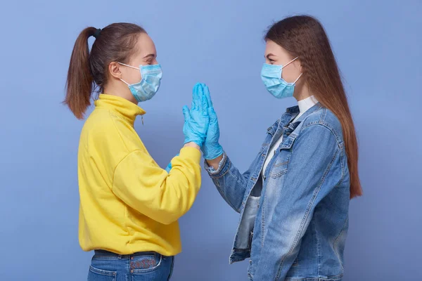 Deux Amis Sont Habiller Vêtements Décontractés Masques Médicaux Gants Latex — Photo