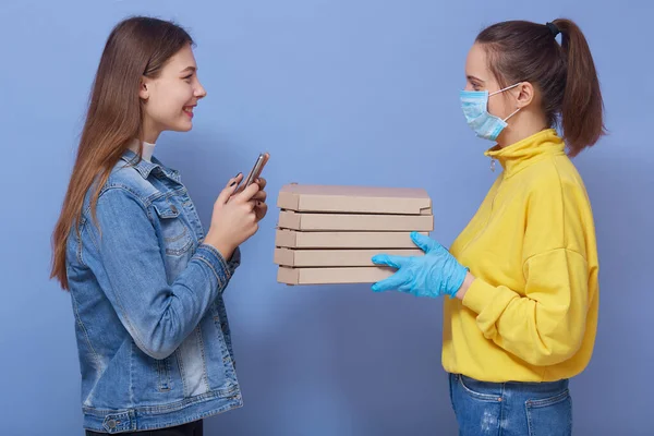 Employée Livreuse Chemise Jaune Masque Gants Donne Ordre Alimentaire Tenant — Photo