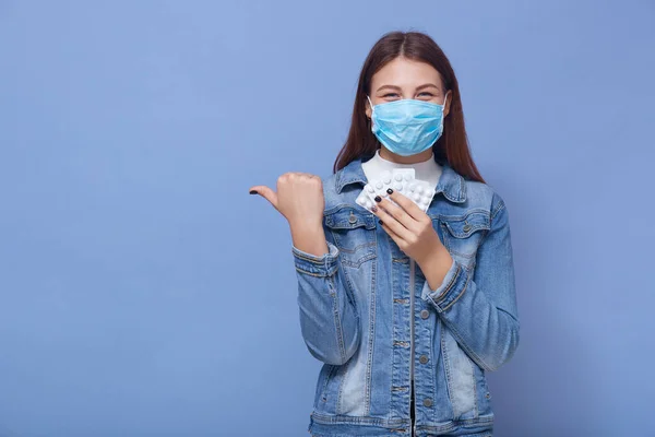 Donna Sorridente Posa Isolata Sfondo Blu Donna Che Indossa Mascherina — Foto Stock