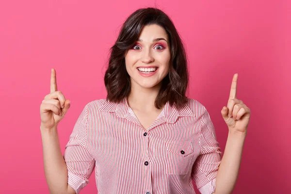 Retrato Niña Alegre Con Camisa Rayas Mirando Directamente Cámara Señalando — Foto de Stock