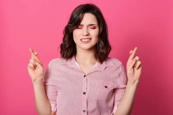 Cerca Foto Hermosa Señora Increíble Mantener Los Dedos Cruzados Para — Foto de Stock