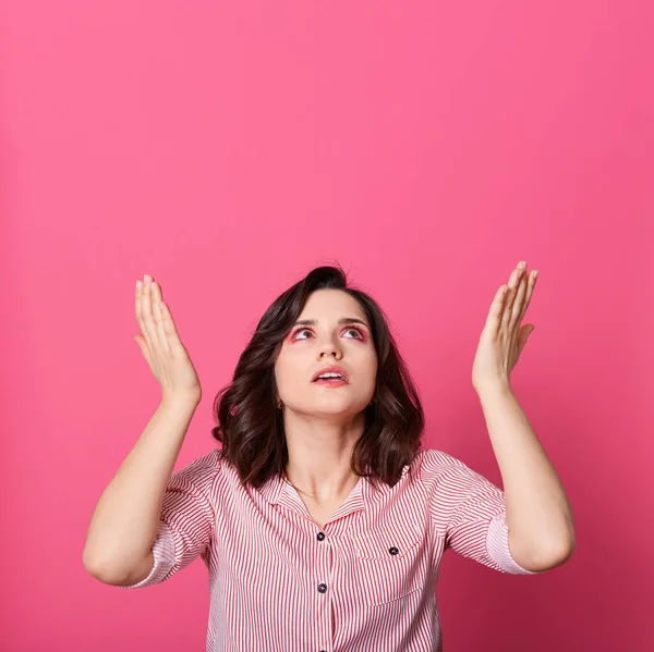 Eine Junge Frau Mit Dunklen Haaren Fleht Etwas Das Die — Stockfoto