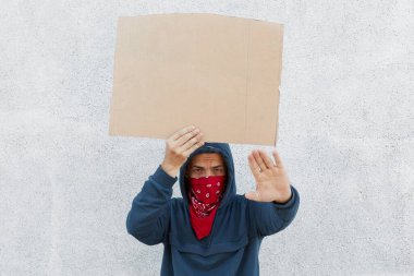 Genç adam el yapımı karton levha sallıyor. Üzerinde yazı için yer var. Irkçılığa karşı protesto, faul polis, siyahların hayatı söz konusu..