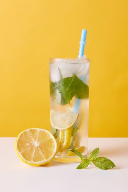 Limon, nane ve buz ile limonata, samanla sulu bir içecek, limon parçasıyla süslenmiş yaz içeceği..