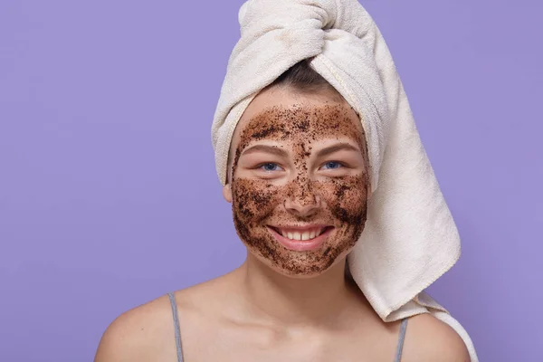 Ditembak Wanita Muda Tersenyum Mengenakan Masker Kosmetik Coklat Wajahnya Membersihkan — Stok Foto