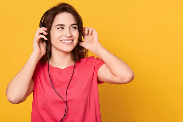 Potret Wanita Muda Cantik Yang Selalu Memegang Headphone Terlihat Bahagia — Stok Foto