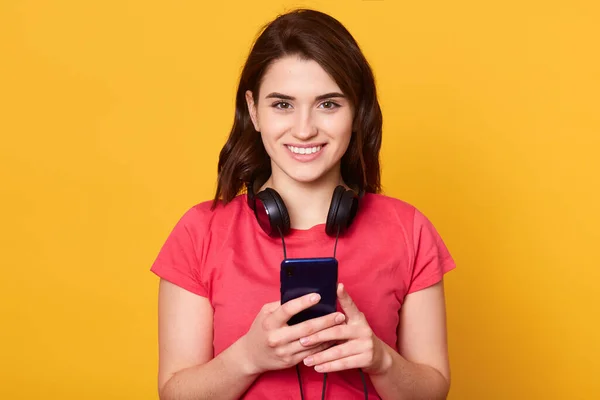 Foto Interior Mujer Feliz Sonriente Con Pelo Oscuro Mirando Directamente — Foto de Stock