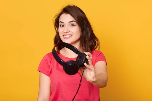 Opprømt Imponert Kvinne Med Toothy Smil Godt Humør Rød Skjorte – stockfoto