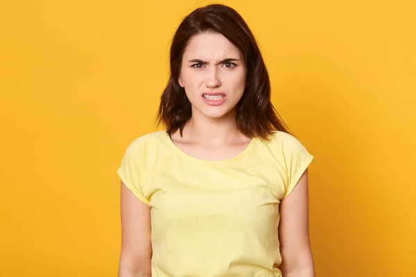 Kızgın Esmer Kadın Doğrudan Kameraya Bakıyor Çok Üzgün Sarı Tişört — Stok fotoğraf