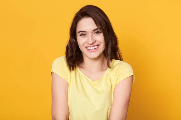 Retrato Mujer Feliz Joven Mira Cámara Con Sonrisa Dentada Pie — Foto de Stock