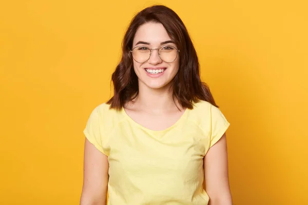 Mujer Feliz Sonriente Con Camiseta Casual Amarilla Gafas Mirando Directamente — Foto de Stock