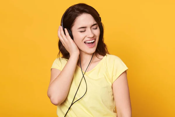 Mulher Morena Com Fones Ouvido Ouvindo Música Favorita Cantando Mantendo — Fotografia de Stock