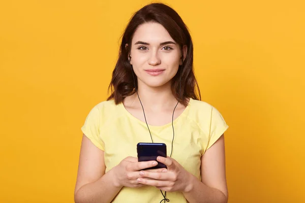 Lifeportrait Beautiful European Woman Listening Music Mobile Phone Yellow Background — Stock Photo, Image