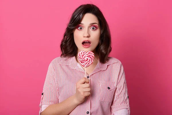 Joven Hermosa Mujer Comiendo Dulces Aislados Sobre Rosa Aislado Fondo — Foto de Stock