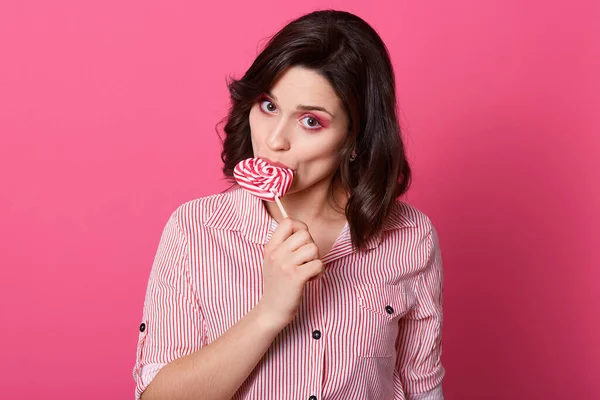 Joven Chica Cabello Oscuro Con Piruleta Aislada Sobre Fondo Rosa —  Fotos de Stock