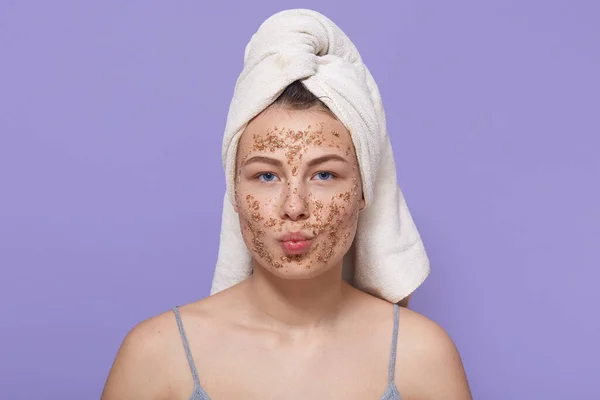 Belle Femelle Avec Masque Sur Visage Garde Les Lèvres Arrondies — Photo