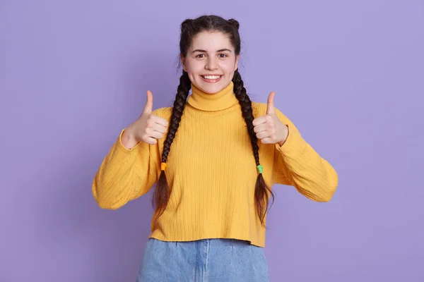 Retrato Menina Bonita Com Penteado Pigtail Camisa Amarela Mulher Posando — Fotografia de Stock