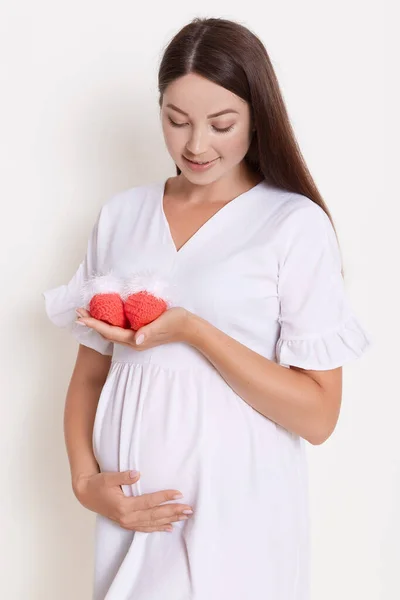 Beautiful Pregnant Woman Wearing White Dress Holding Hands Small Red — Stock Photo, Image