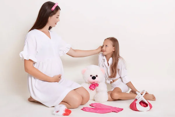 Beautiful Pregnant Woman Sitting Doughter Floor Surrounded Child Clothing Soft — стоковое фото