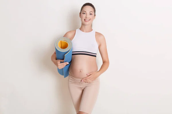 Zwangere Vrouw Houdt Yoga Mat Handen Gaat Voor Sport Afwachting — Stockfoto