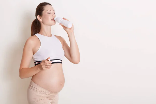 Feliz Embarazada Bebiendo Kéfir Yogur Botella Vistiendo Ropa Deportiva Mostrando — Foto de Stock