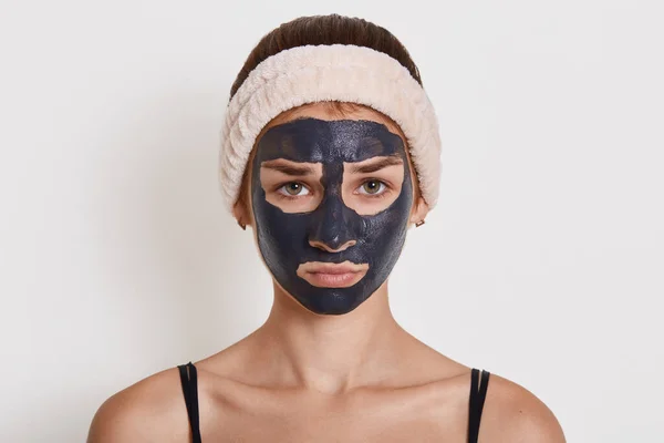 Jonge Mooie Vrouw Zwart Modder Masker Voor Gezicht Doen Cosmetische — Stockfoto