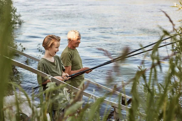 Pesca Riva Lago Nipote Nonno Vicino Fiume Tenendo Canne Pesca — Foto Stock