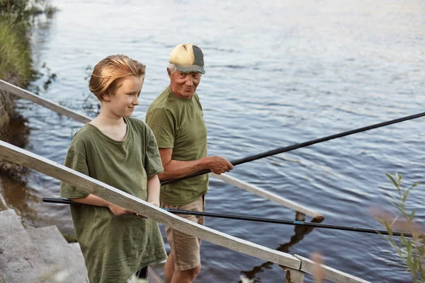 Vater Und Sohn Angeln Auf Holztreppen Die Zum Wasser Führen — Stockfoto