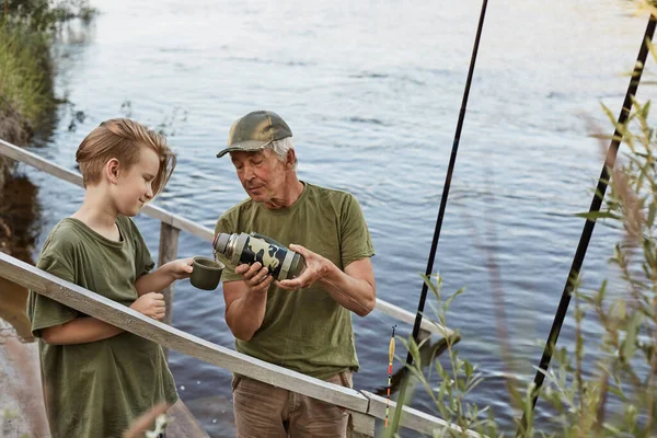 Vater Und Sohn Leeren Fluss Oder See Posieren Auf Holztreppen — Stockfoto