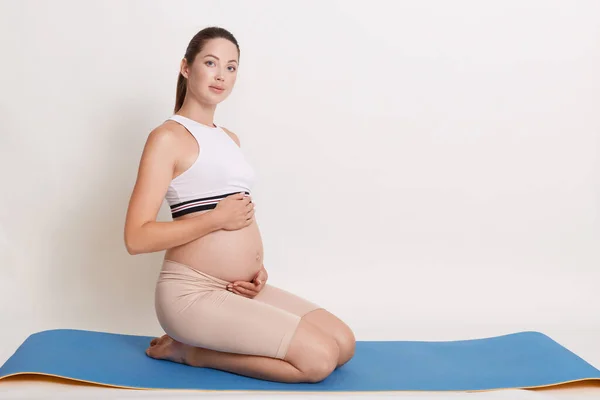 Mujer Embarazada Haciendo Ejercicio Mientras Está Sentada Esterilla Yoga Azul — Foto de Stock