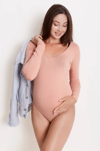 Jeune Femme Enceinte Mode Body Rose Pâle Posant Sur Mur — Photo