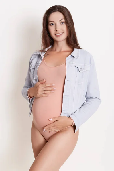 Kobieta Ciąży Różowym Białym Body Dżinsowej Kurtce Pozowanie Izolowane Białym — Zdjęcie stockowe
